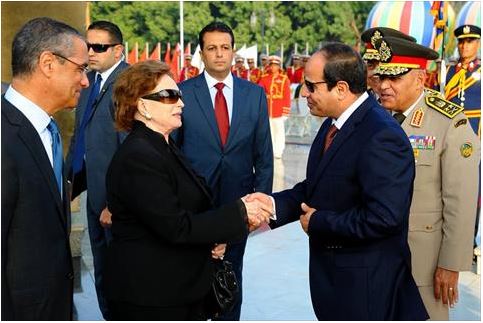 الرئيس السيسي يصافح السيدة جيهان السادات